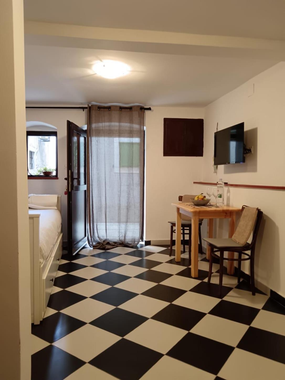 Lamar Cres Buitenkant foto